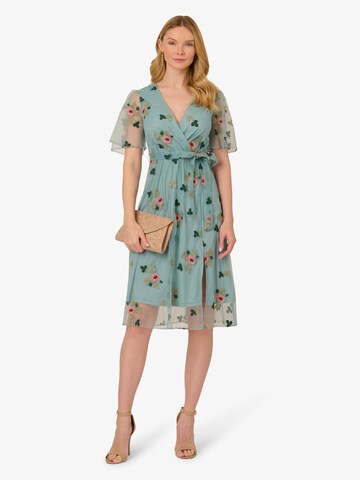 Adrianna Papell knielanges Sommerkleid 'Embroidered Surplice Midi' in Blau