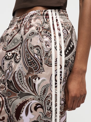 Wide leg Pantaloni 'Liberty London Firebird' de la ADIDAS ORIGINALS pe bej