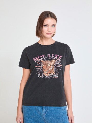 T-shirt Lola Casademunt en noir : devant