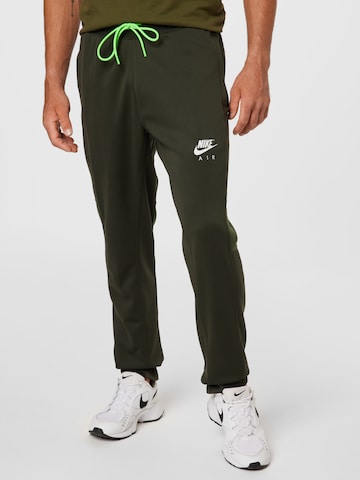 Nike Sportswear Tapered Hose in Grün: predná strana