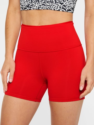 Fabletics Skinny Shorts in Rot: Vorderseite
