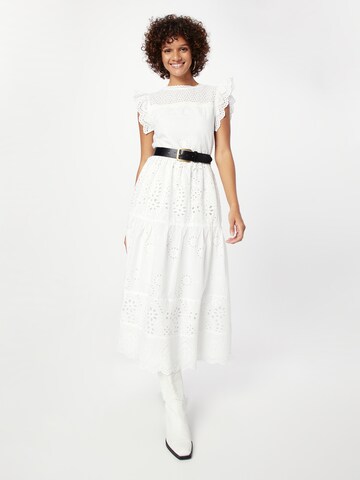 Robe Warehouse en blanc