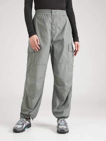 Carhartt WIP Loose fit Cargo Pants in Green: front