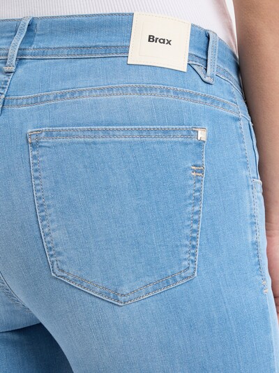 BRAX Jean 'Shakira' en bleu clair, Vue avec produit