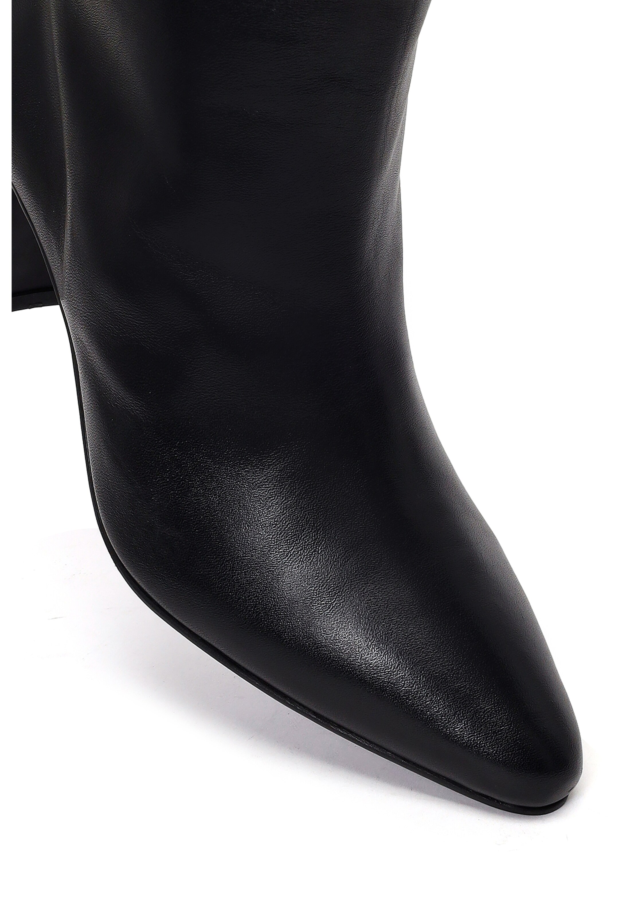 Botine de la Derimod pe negru