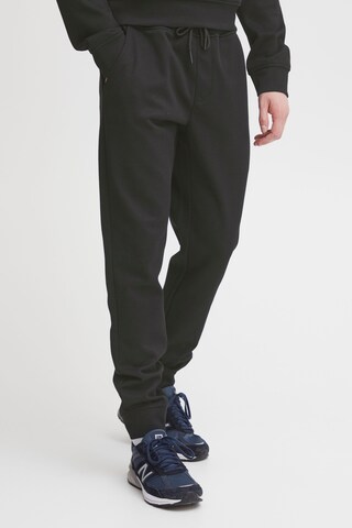 !Solid Tapered Broek 'Quinn' in Zwart: voorkant