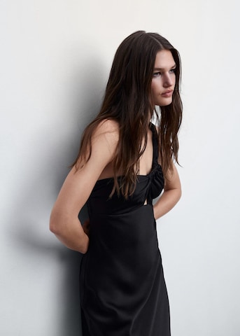 Robe de soirée 'Leandra' MANGO en noir