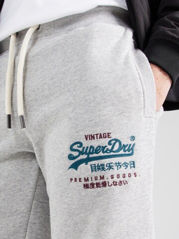 Superdry Tapered Hose in Grau