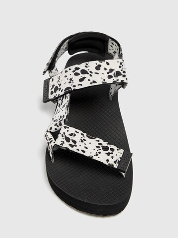 Pull&Bear Sandals in White