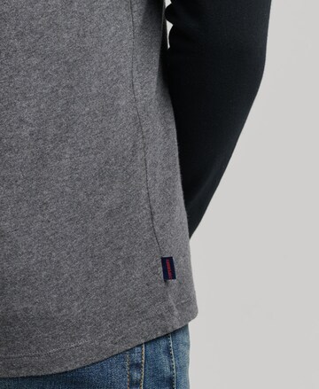 Superdry - Camiseta en gris