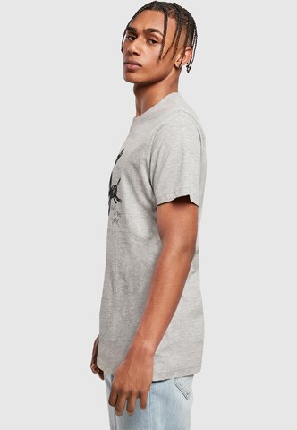 T-Shirt 'Walk In The Dark' Mister Tee en gris