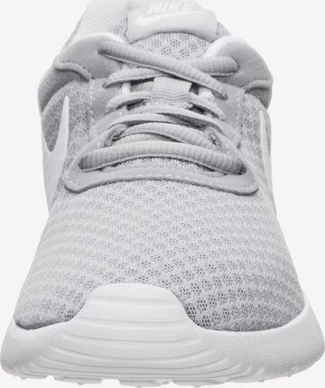 Baskets basses 'Tanjun' Nike Sportswear en gris