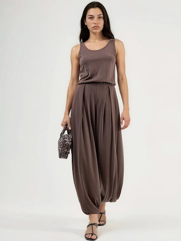 Busem Jumpsuit in Bruin: voorkant