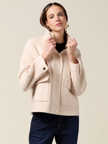Cappotto invernale di oltre in beige: frontale