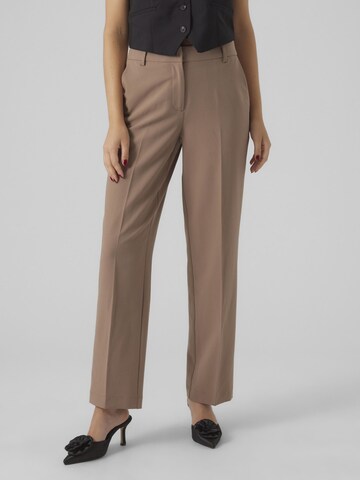 Regular Pantalon à plis VERO MODA en marron : devant