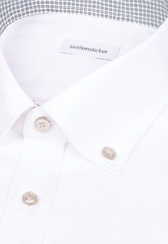 Coupe regular Chemise business 'Smart Essentials' SEIDENSTICKER en blanc