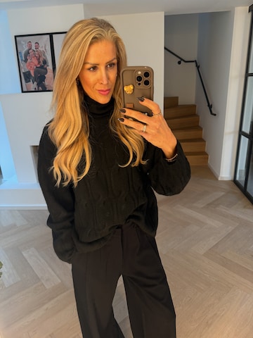 VERSTIQUE Sweater in Black