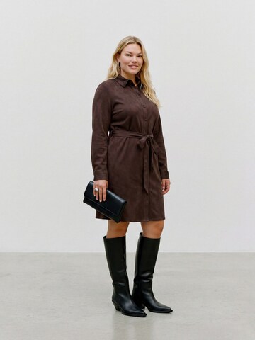 Vero Moda Curve - Vestido camisero 'VMCKatty' en marrón