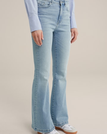 WE Fashion Flared Jeans in Blue: front