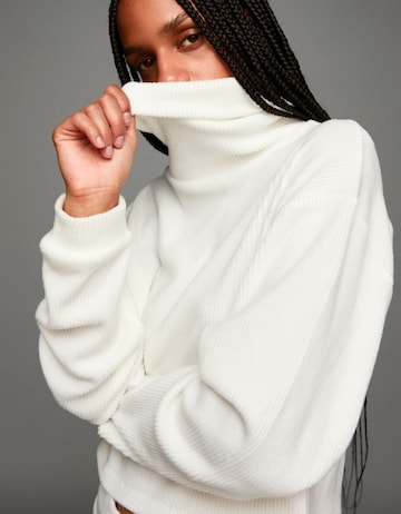 Bershka Pullover in Beige