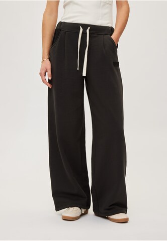 rethinkit studios Loosefit Broek in Zwart: voorkant