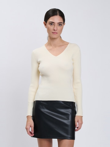 Pullover di Influencer in beige: frontale