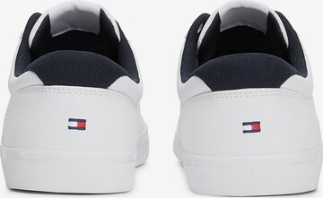 TOMMY HILFIGER Trampki niskie 'Essential Iconic' w kolorze biały