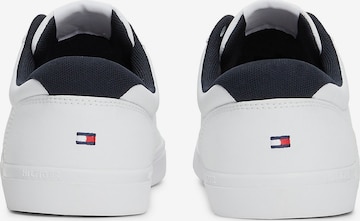 TOMMY HILFIGER Σνίκερ χαμηλό 'Essential Iconic' σε λευκό