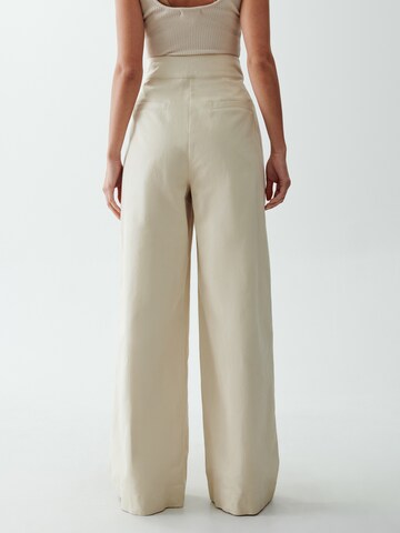 The Fated Loosefit Bukser med lægfolder 'MAJOR' i beige: tilbage