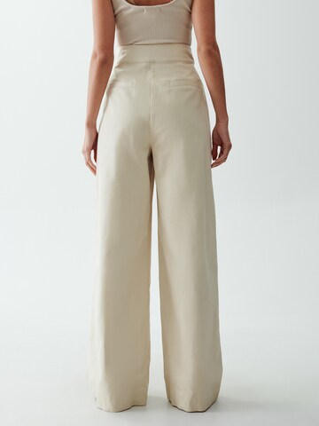 The Fated Loose fit Pleat-Front Pants 'MAJOR' in Beige: back