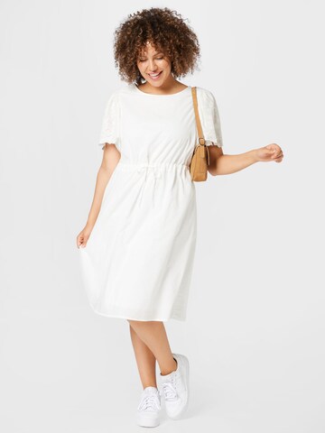 Robe Vero Moda Curve en blanc