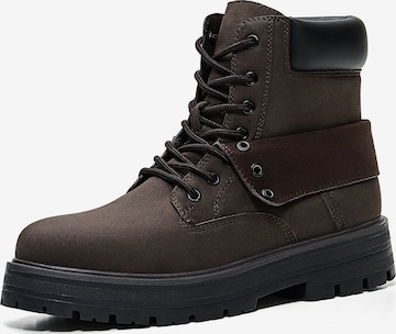 Boots stringati di Bershka in marrone: frontale