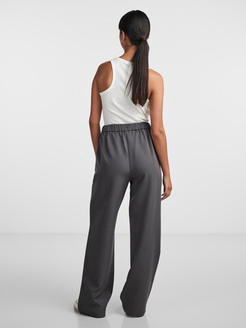 Wide Leg Pantalon 'PCBOZZY' PIECES en gris