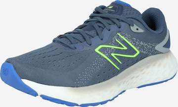 Scarpa da corsa di new balance in blu: frontale