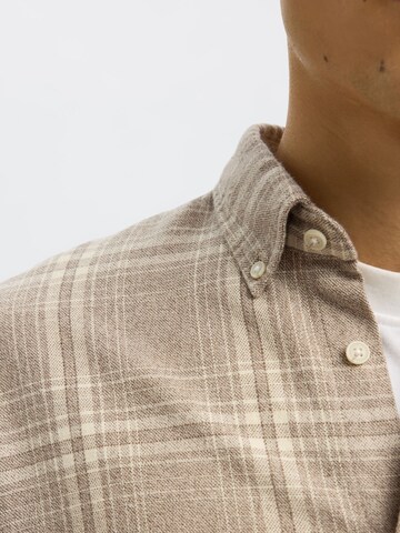 SELECTED - Ajuste regular Camisa en beige