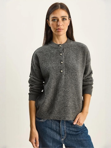 Pullover di Bianco Lucci in grigio: frontale