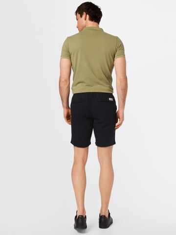 Superdry Regular Shorts in Schwarz