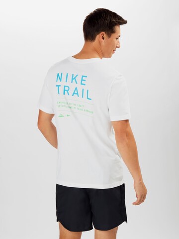 Coupe regular T-Shirt fonctionnel 'Trail' NIKE en blanc