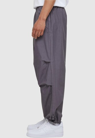 Tapered Pantaloni di Urban Classics in grigio