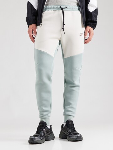 Tapered Pantaloni 'TCH FLC' de la Nike Sportswear pe verde: față