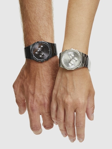 Liebeskind BERLIN Dameshorloge, kwartshorloge 33 mm, ronde behuizing, klassiek design, deels gematteerde roestvrijstalen armband, 5 ATM waterdicht, verschillende kleuren, zilver-groen., armband Liebeskind BERLIN Dameshorloge, kwartshorloge 33 mm, ronde behuizing, klassiek design, deels gematteerde roestvrijstalen armband, 5 ATM waterdicht, verschillende kleuren, zilver-groen., armband