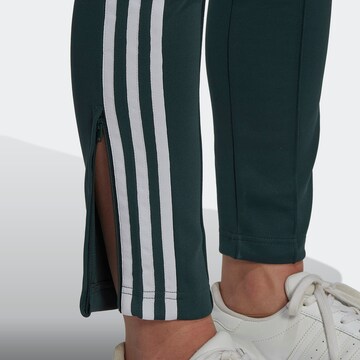 ADIDAS ORIGINALS Slimfit Spodnie 'Primeblue Sst' w kolorze zielony