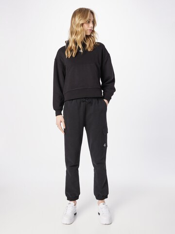 Calvin Klein Jeans Tapered Gargohousut värissä musta