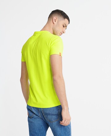 Superdry - Ajuste regular Camiseta en amarillo