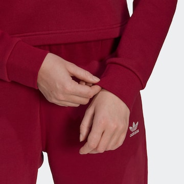 ADIDAS ORIGINALS Collegepaita 'Adicolor Essentials Fleece' värissä punainen
