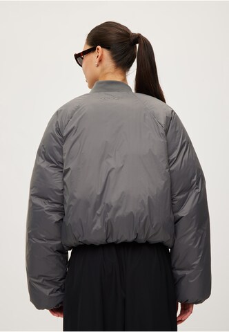 Veste mi-saison rethinkit studios en gris