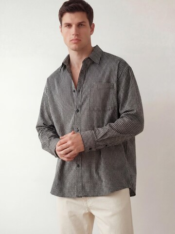 Fit confort Chemise 'The Carl Black Check Loose Shirt' ARMIE en noir : devant