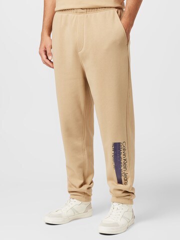 Calvin Klein Jeans Tapered Broek in Beige: voorkant