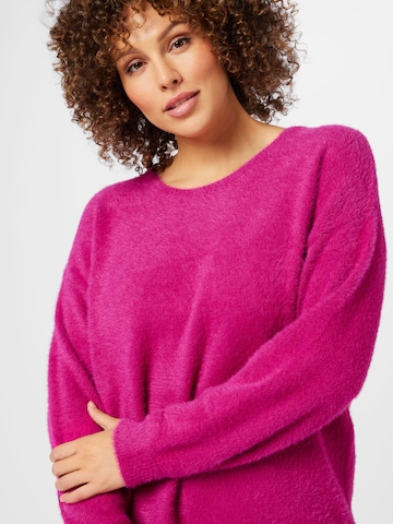 Pullover 'PIUMO' di ONLY Carmakoma in rosa