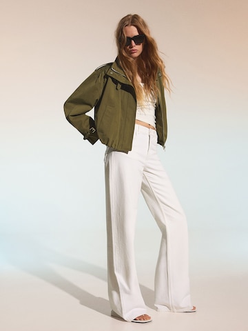 Bershka Prehodna jakna | zelena barva